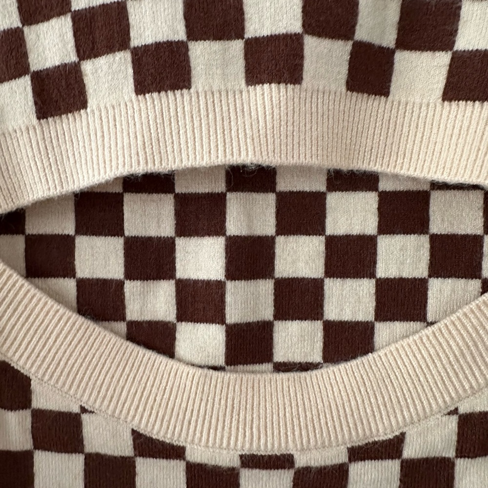 Checkered Sweater - Picture 2 of 6